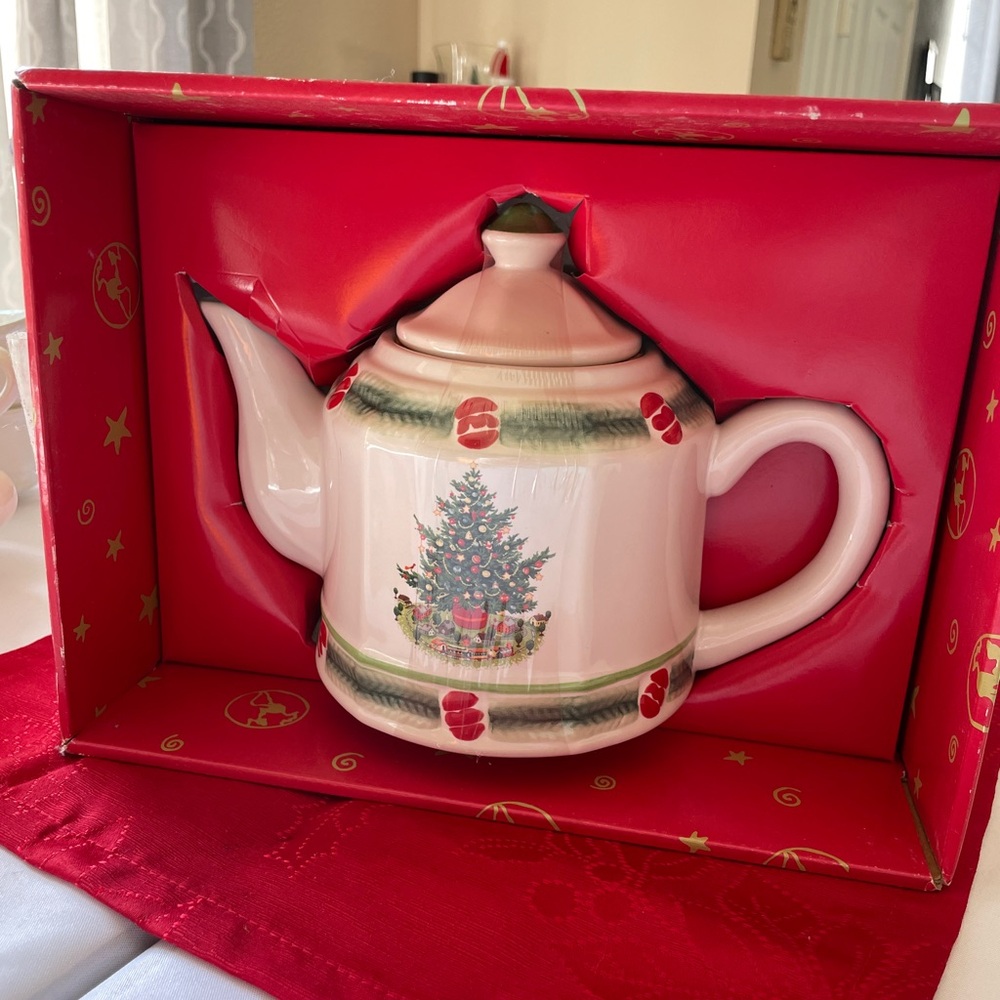 Pfaltzgraff Christmas Heritage Sculpted Teapot